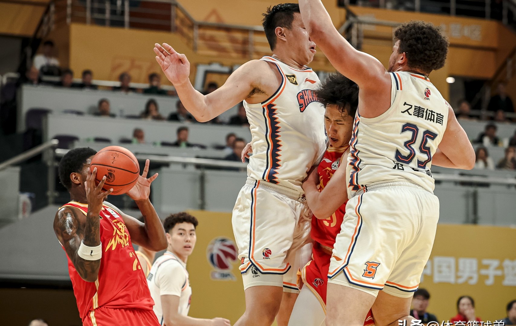 清晨CBA常规赛焦点战，AC米兰状态回暖，话题不断，身体对抗强度拉满