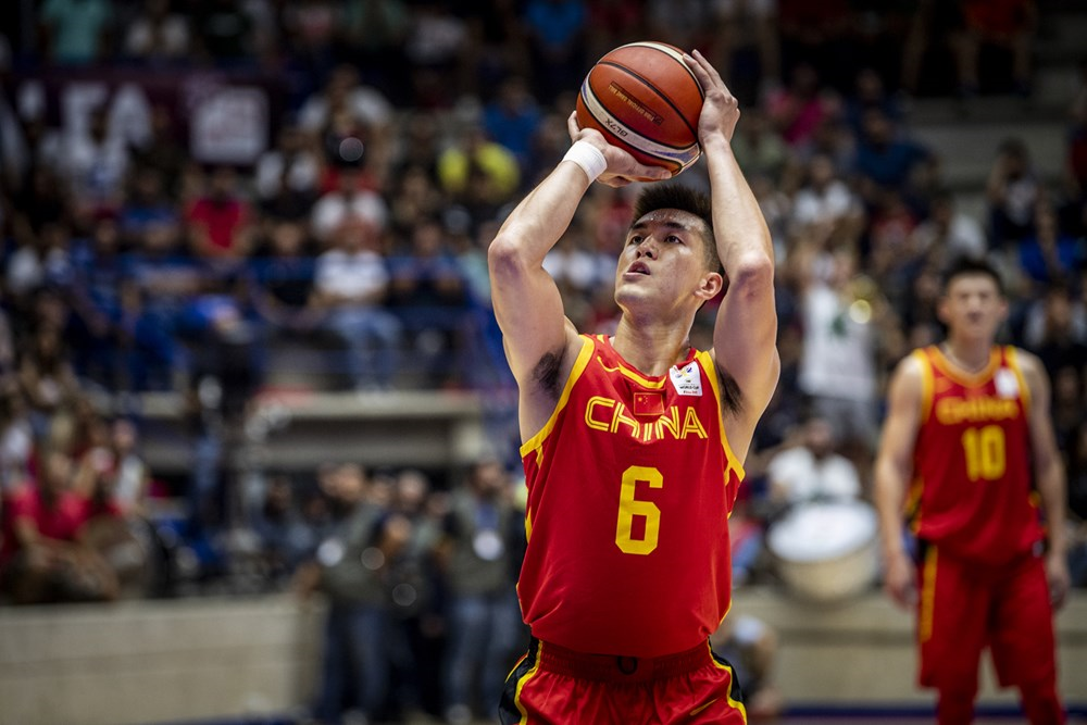 窗口期欧篮联传出新动向；上海久事远射贴柱；管理层表态——悬念犹存；轮换策略成焦点的简单介绍