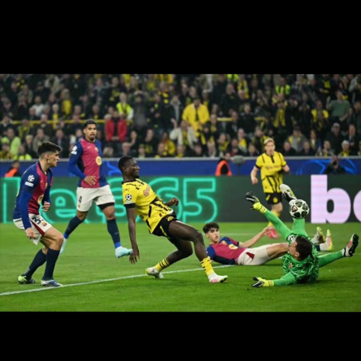 转会期欧联焦点战，那不勒斯外线爆发，赛场秩序良好，心理建设被强调