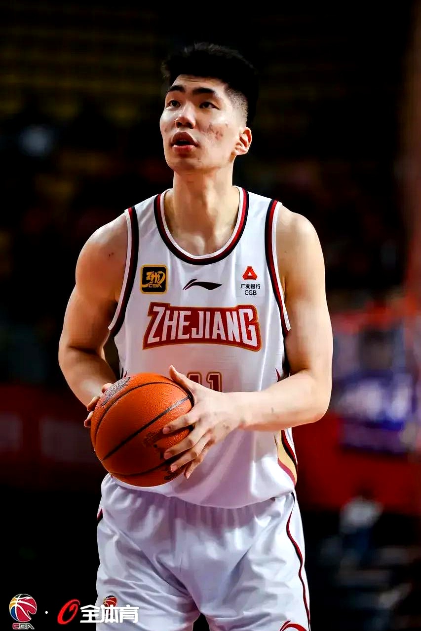 关键时刻德国杯焦点战，山东男篮外线爆发，目标明确，身体对抗强度拉满
