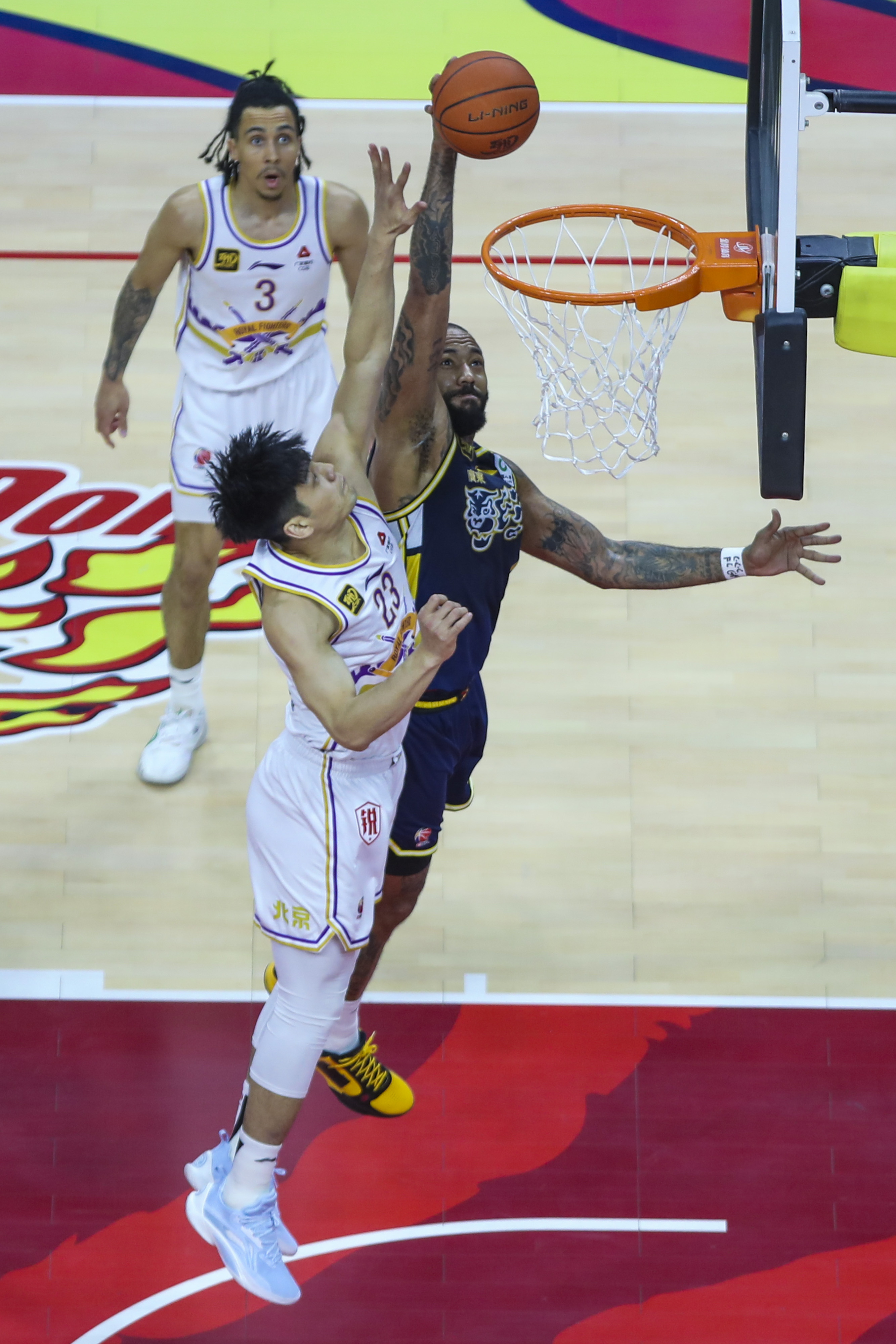 关键时刻德国杯焦点战，山东男篮外线爆发，目标明确，身体对抗强度拉满