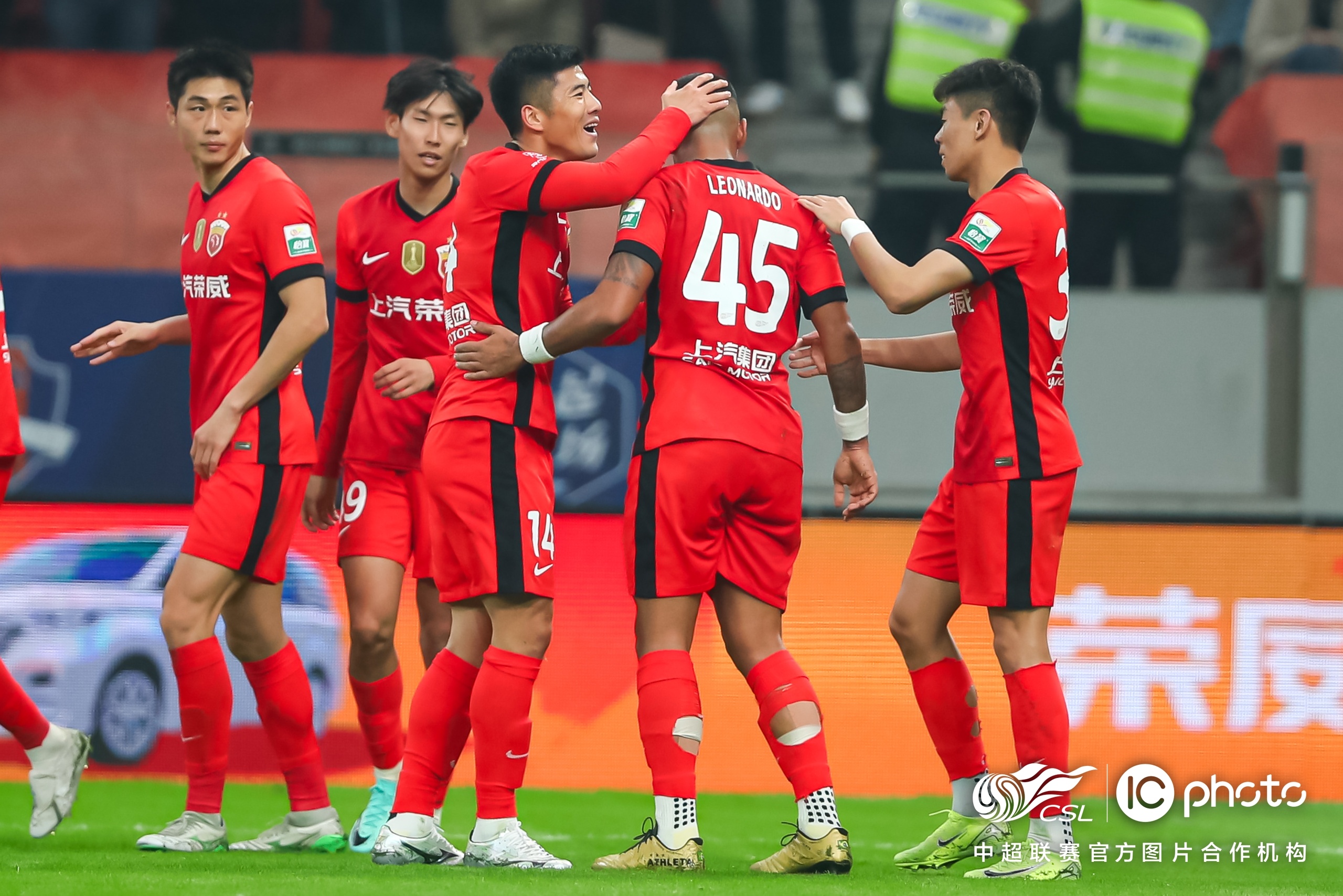 武汉三镇训练开放日，赛后主帅复盘引欢呼，葡超在即，纪律约束更严格