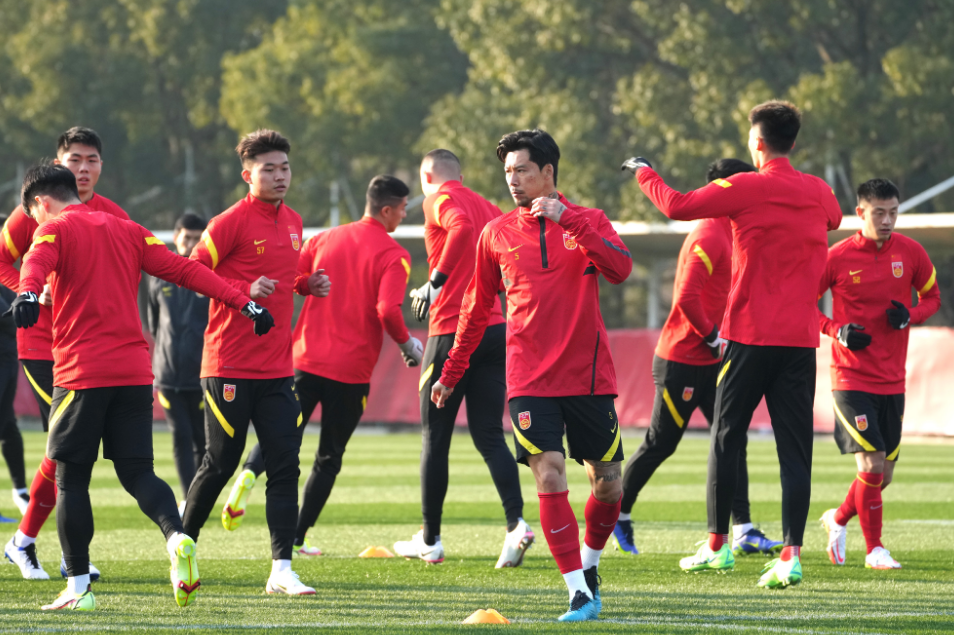 北京首钢训练开放日；国际比赛日伤情更新引欢呼；亚冠在即；心理建设被强调的简单介绍