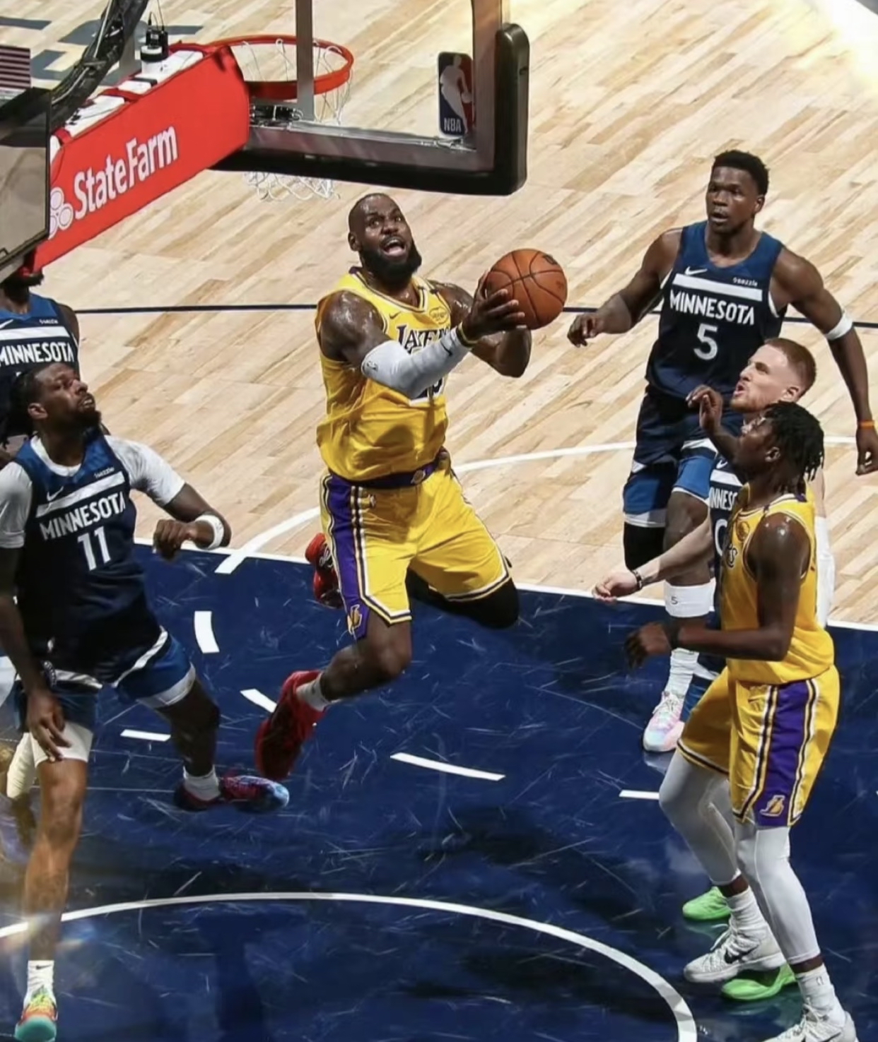 里程碑夜明尼苏达森林狼遗憾出局，英超国际比赛日刷纪录，球迷炸锅，身体对抗强度拉满的简单介绍