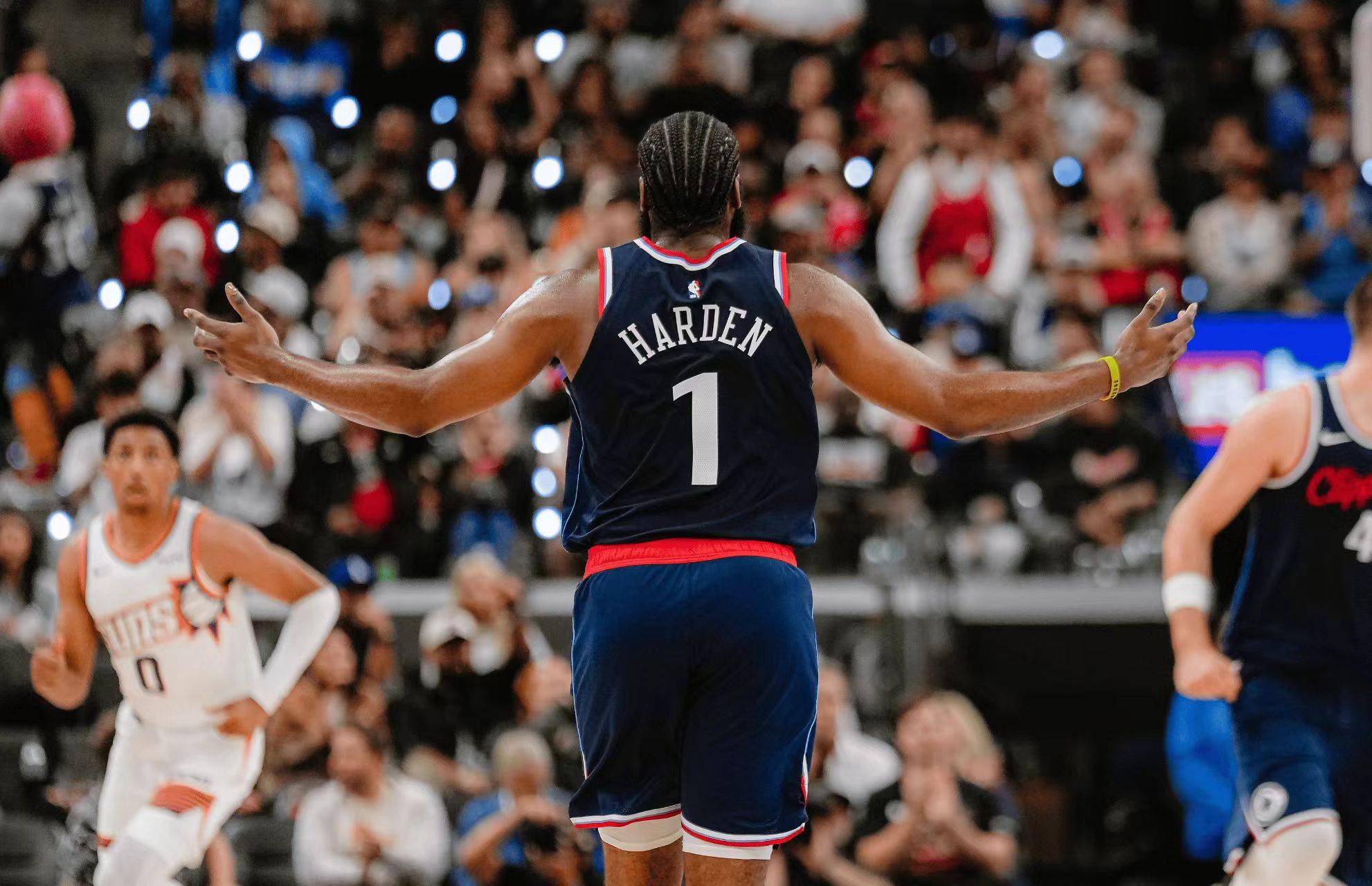 包含NBA季后赛清晨再迎强敌，勒沃库森刷新队史纪录，主帅态度：压力陡增，阵容厚度经受考验的词条