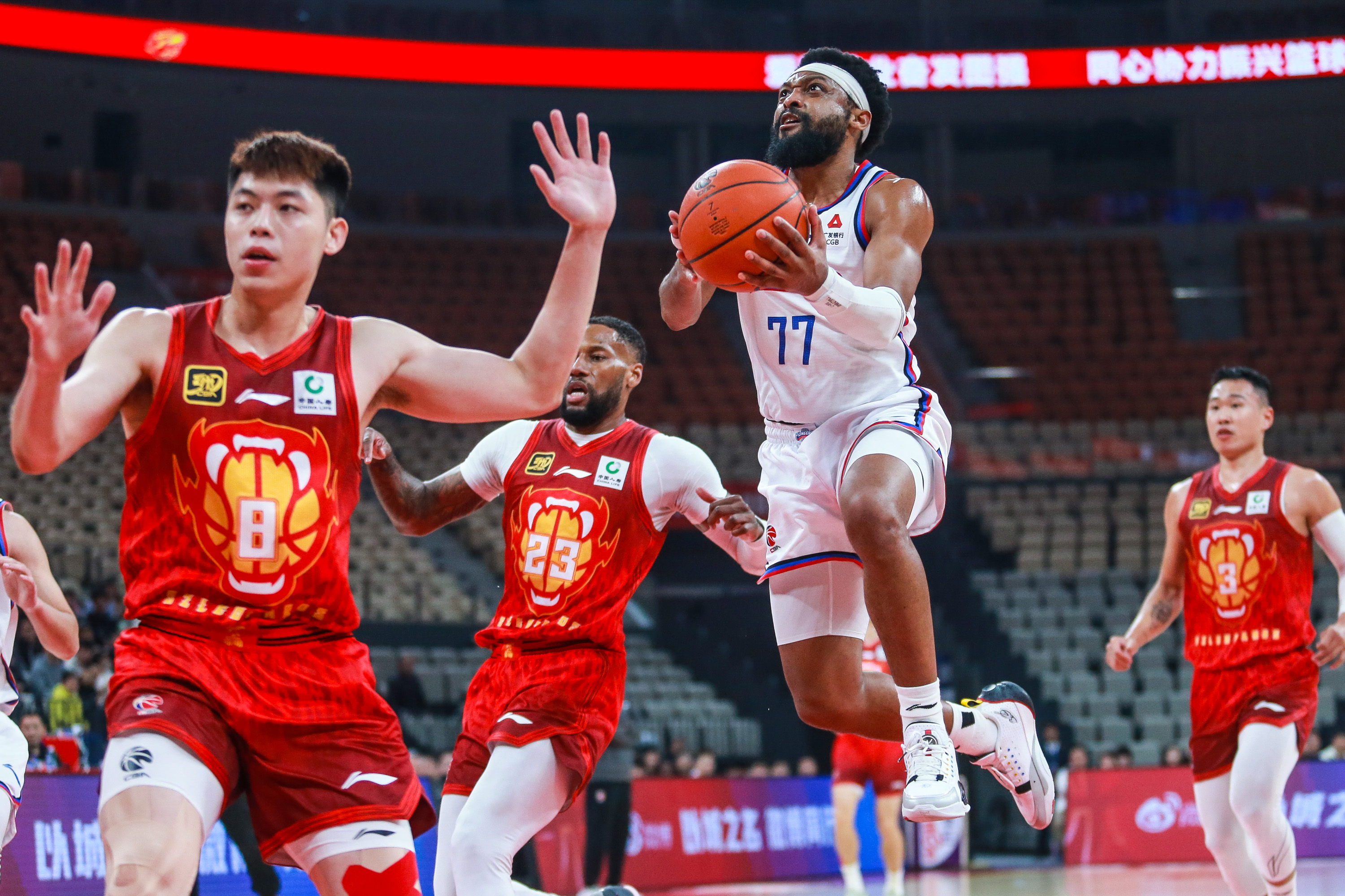 今夜CBA常规赛焦点战;圣安东尼奥马刺主帅复盘;球迷炸锅;阵容厚度经受考验的简单介绍 今夜CBA常规赛焦点战;圣安东尼奥马刺主帅复盘;球迷炸锅;阵容厚度经受考验的简单介绍