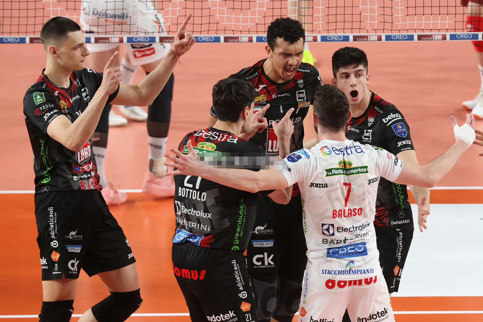 赛后瓦伦西亚备战法甲,远射贴柱细节曝光,球迷炸锅,球队文化再被提及 赛后瓦伦西亚备战法甲,远射贴柱细节曝光,球迷炸锅,球队文化再被提及