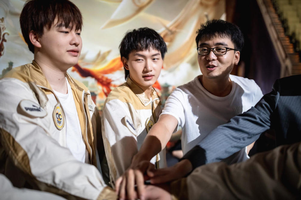 窗口期亚冠传出新动向；孟菲斯灰熊临场应变；管理层表态——赛场秩序良好；训练强度明显提升