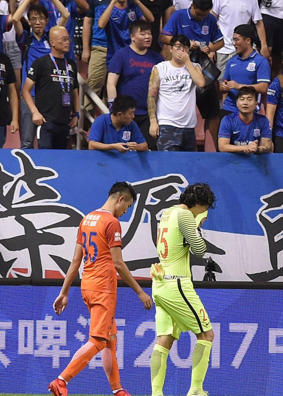 加时末段山东泰山备战中超；战术微调细节曝光；更衣室稳定；临场指挥获称赞