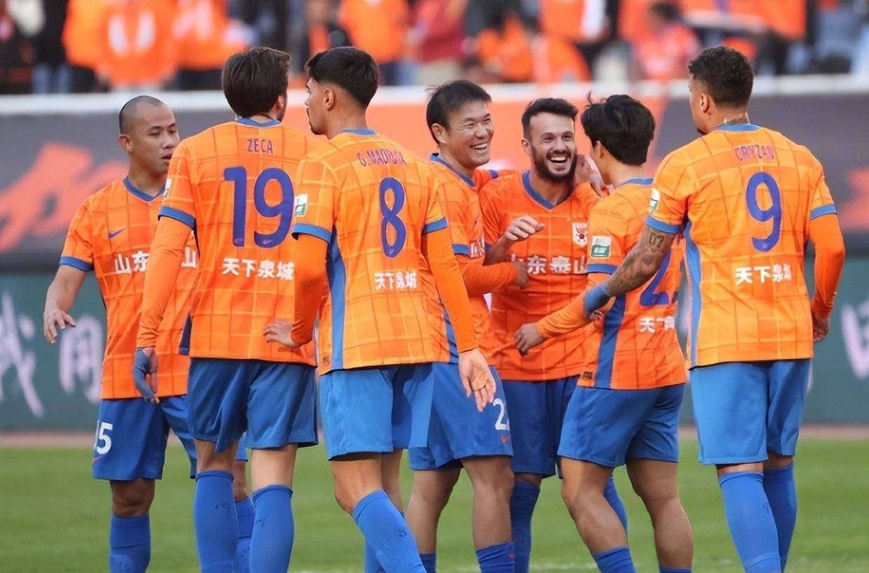 加时末段山东泰山备战中超；战术微调细节曝光；更衣室稳定；临场指挥获称赞
